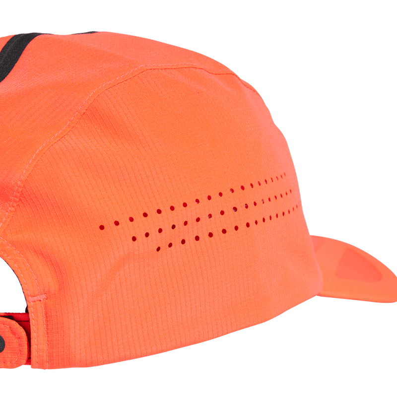 Gorra-adidas-unisex-Runxadiz-Cap-para-correr-color-rojo.-Reverso-Sin-Modelo
