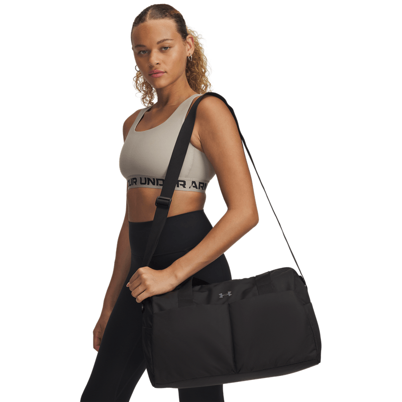 Maletin-under-armour-para-mujer-Ua-Studio-Lite-Duffle-para-moda-color-negro.-Frente-Sobre-Modelo