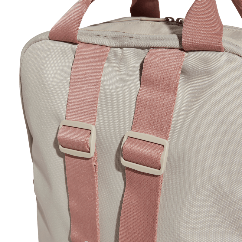 Morral-adidas-para-mujer-Clsc-Pr-Bp-para-moda-color-gris.-Detalle-1
