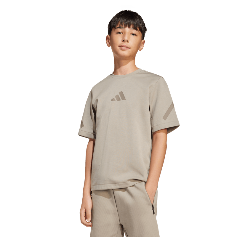 Camiseta-Manga-Corta-adidas-para-niño-J-Zne-Tee-para-moda-color-beige.-Frente-Sobre-Modelo