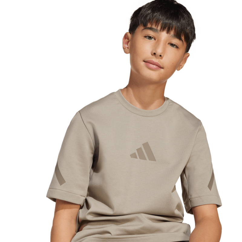 Camiseta-Manga-Corta-adidas-para-niño-J-Zne-Tee-para-moda-color-beige.-Detalle-Reflectivo-Modelo