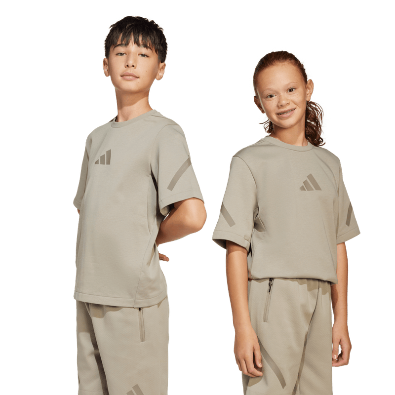 Camiseta-Manga-Corta-adidas-para-niño-J-Zne-Tee-para-moda-color-beige.-Frente-Sobre-Modelo