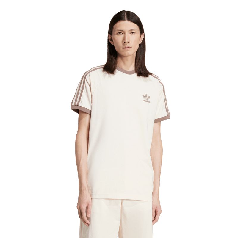 Camiseta-Manga-Corta-adidas-para-hombre-3-Stripes-Tee-para-moda-color-blanco.-Frente-Sobre-Modelo