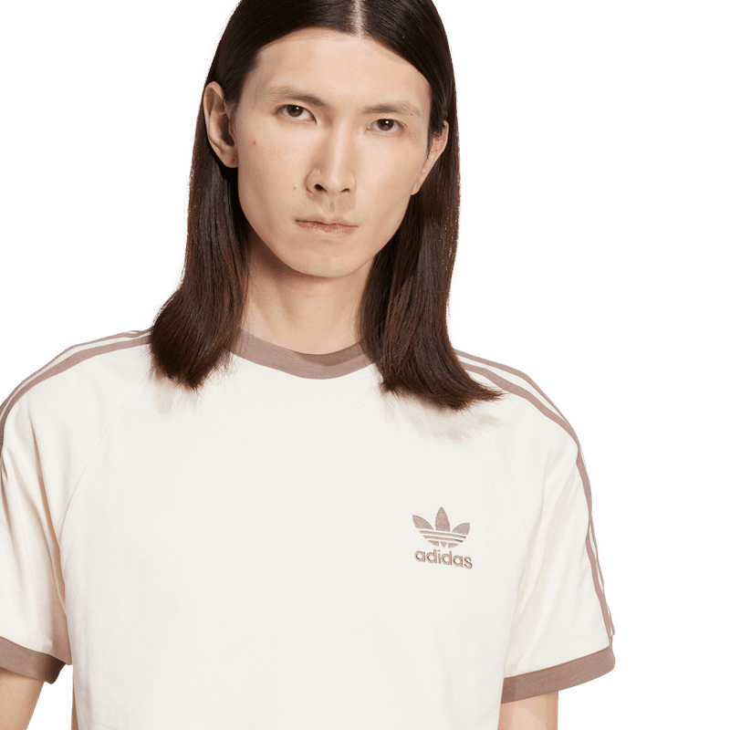 Camiseta-Manga-Corta-adidas-para-hombre-3-Stripes-Tee-para-moda-color-blanco.-Detalle-Posterior
