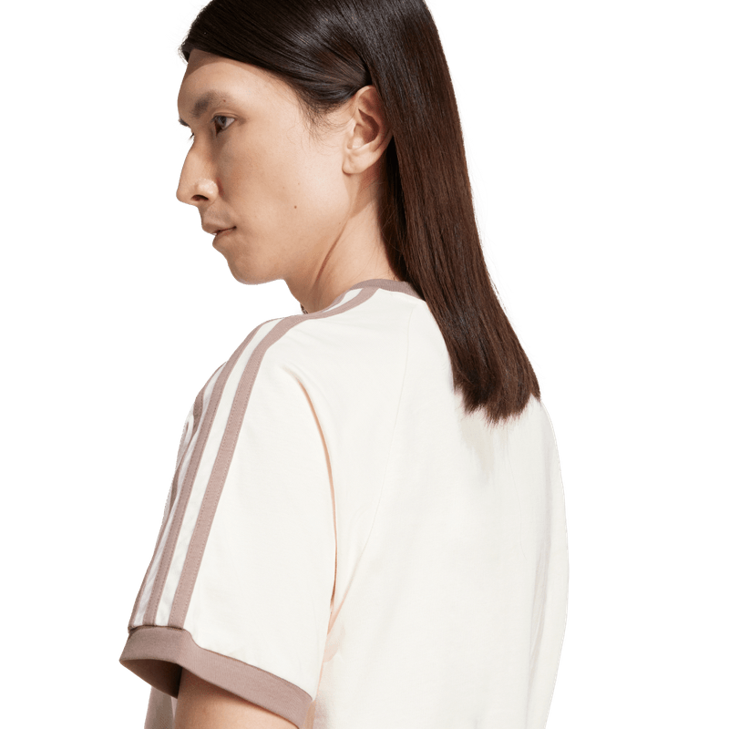 Camiseta-Manga-Corta-adidas-para-hombre-3-Stripes-Tee-para-moda-color-blanco.-Detalle-Reflectivo-Modelo