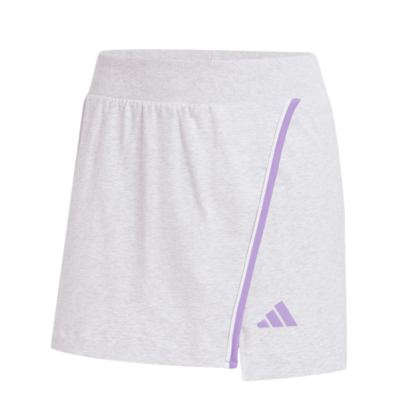 Pantaloneta-adidas-para-mujer-W-Cb-Skort-para-moda-color-gris.-Frontal-Sobre-Modelo