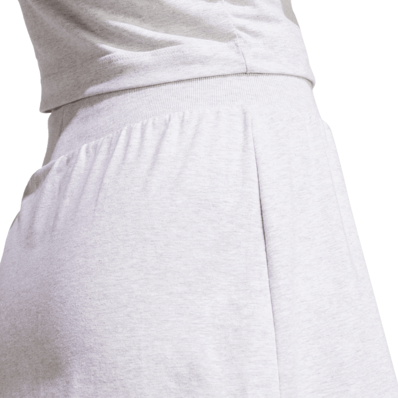 Pantaloneta-adidas-para-mujer-W-Cb-Skort-para-moda-color-gris.-Lateral-Sobre-Modelo