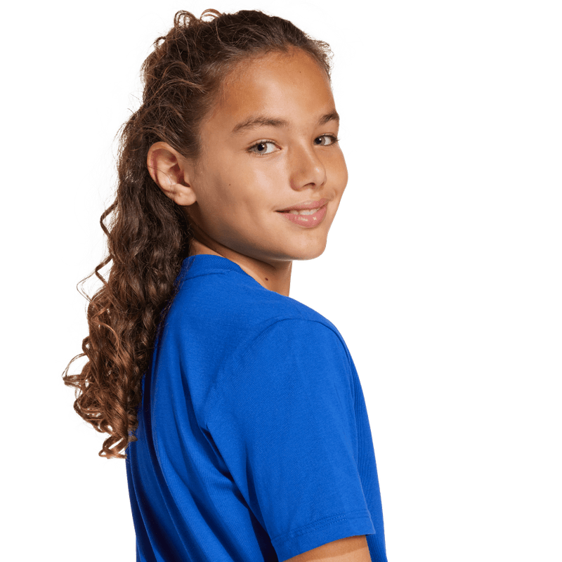 Camiseta-Manga-Corta-adidas-para-niño-J-Lin-Tee-160-para-moda-color-azul.-Detalle-Reflectivo-Modelo