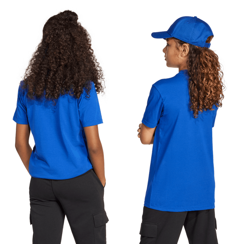 Camiseta-Manga-Corta-adidas-para-niño-J-Lin-Tee-160-para-moda-color-azul.-Lateral-Sobre-Modelo