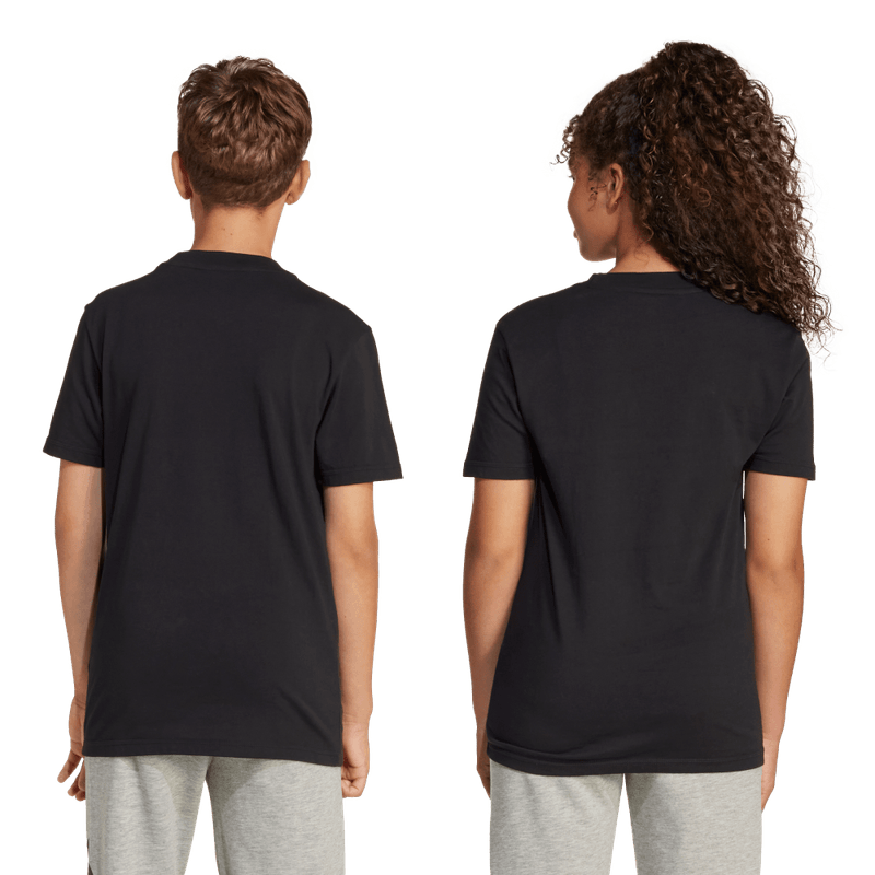Camiseta-Manga-Corta-adidas-para-niño-J-Lin-Tee-160-para-moda-color-negro.-Lateral-Sobre-Modelo