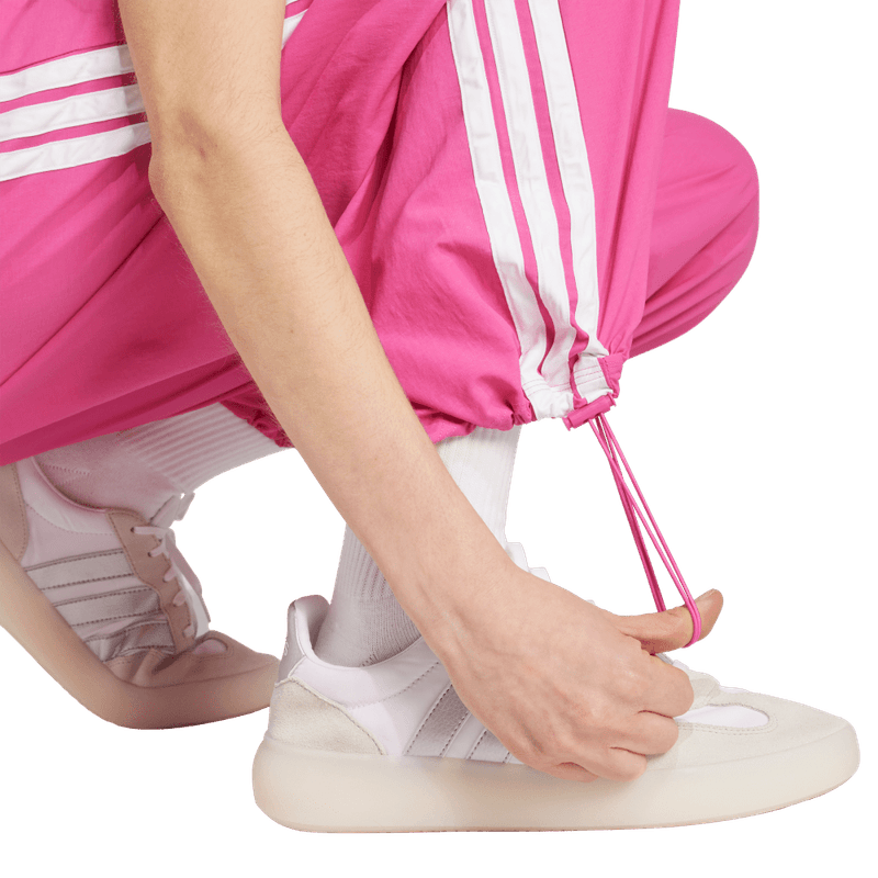 Pantalon-adidas-para-mujer-W-3S-Wv-Pt-para-moda-color-rosado.-Detalle-Reflectivo-Modelo