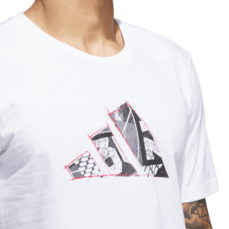 Camiseta-Manga-Corta-adidas-para-hombre-M-C-Photo-Tee-2-para-moda-color-blanco.-Detalle-Reflectivo-Modelo