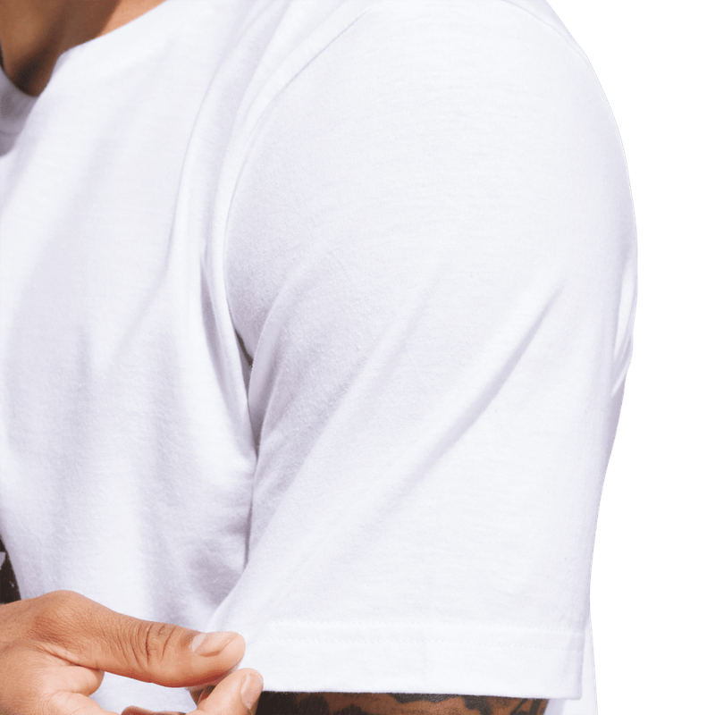 Camiseta-Manga-Corta-adidas-para-hombre-M-C-Photo-Tee-2-para-moda-color-blanco.-Lateral-Sobre-Modelo