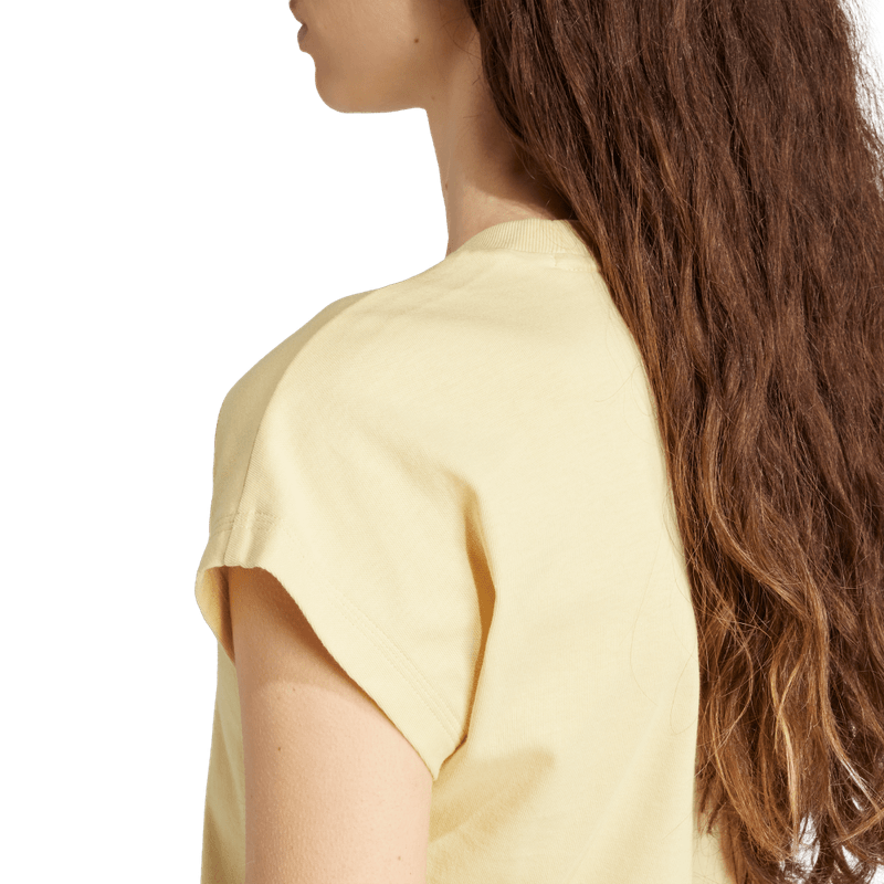 Camiseta-Manga-Corta-adidas-para-mujer-W-Lin-Sj-T-para-moda-color-amarillo.-Detalle-Reflectivo-Modelo