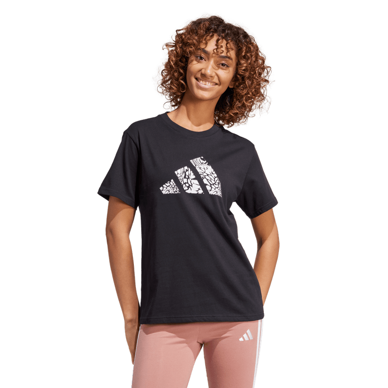 Camiseta-Manga-Corta-adidas-para-mujer-W-C-Camo-Tee-para-moda-color-negro.-Frente-Sobre-Modelo