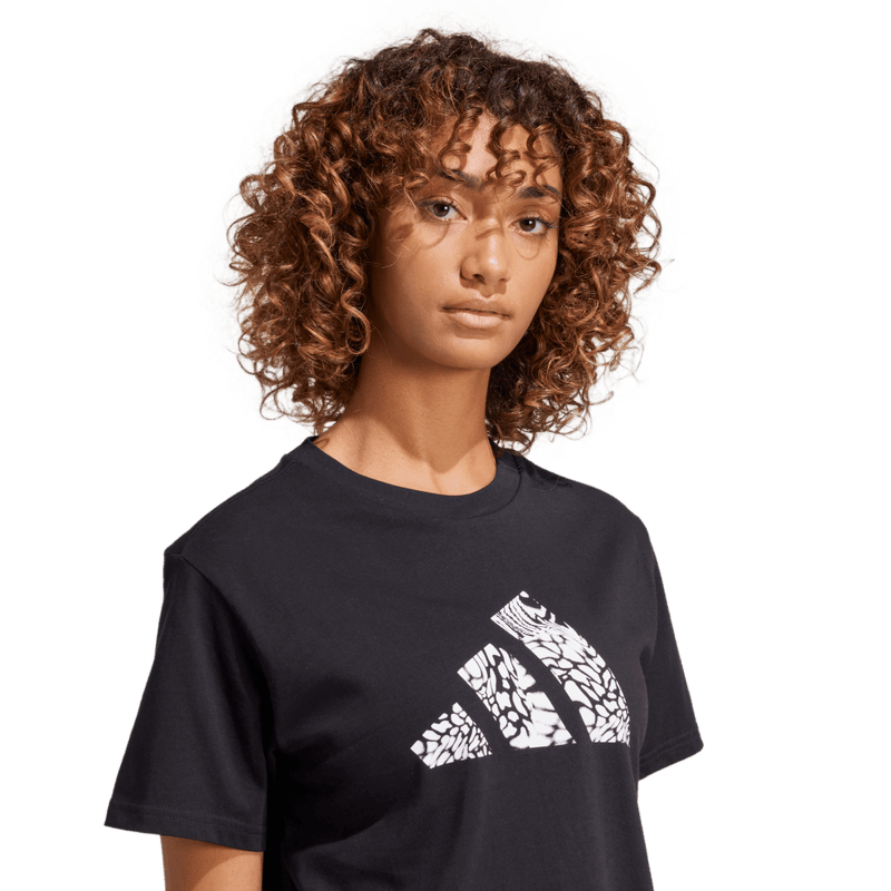 Camiseta-Manga-Corta-adidas-para-mujer-W-C-Camo-Tee-para-moda-color-negro.-Detalle-Posterior