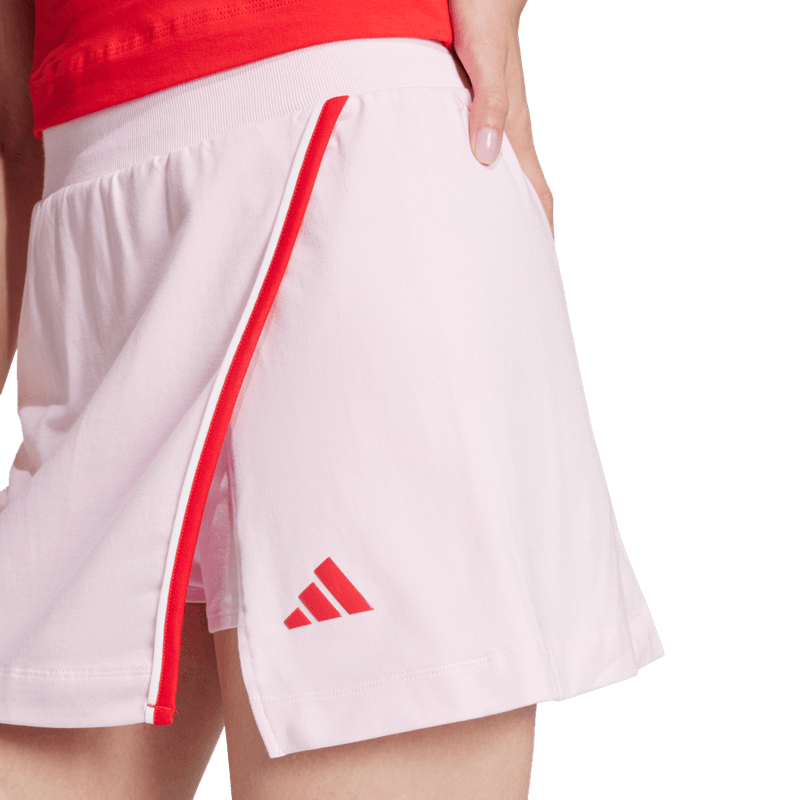 Pantaloneta-adidas-para-mujer-W-Cb-Skort-para-moda-color-rosado.-Detalle-Reflectivo-Modelo