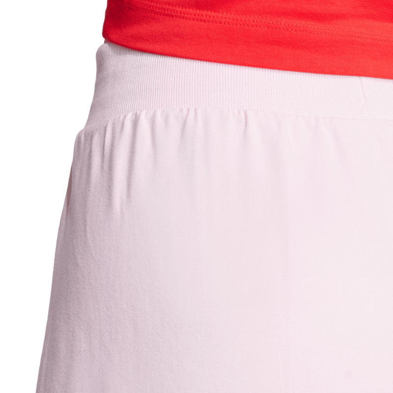 Pantaloneta-adidas-para-mujer-W-Cb-Skort-para-moda-color-rosado.-Lateral-Sobre-Modelo