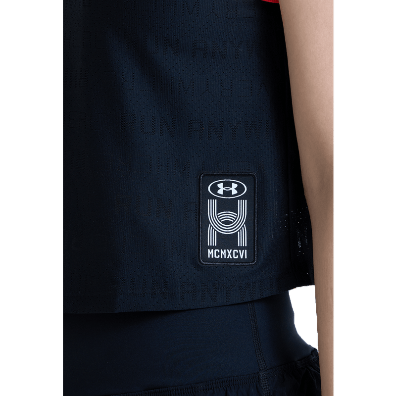 Camiseta-Manga-Sisa-under-armour-para-mujer-Run-Anywhere-Tank-para-correr-color-negro.-Modelo-In-Action