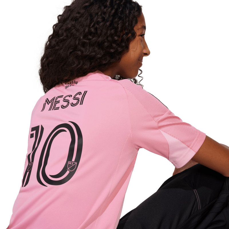 Camiseta-De-Equipo-adidas-para-niño-Imcf-H-Jsy-Y-N-para-futbol-color-rosado.-Lateral-Sobre-Modelo