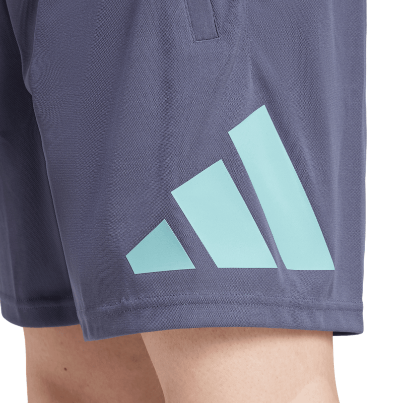 Pantaloneta-adidas-para-hombre-Tr-Es-Logo-Sho-para-entrenamiento-color-azul.-Lateral-Sobre-Modelo