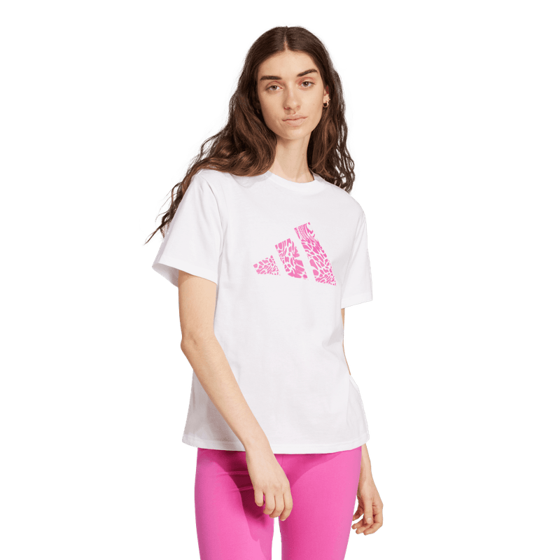 Camiseta-Manga-Corta-adidas-para-mujer-W-C-Camo-Tee-para-moda-color-blanco.-Frente-Sobre-Modelo