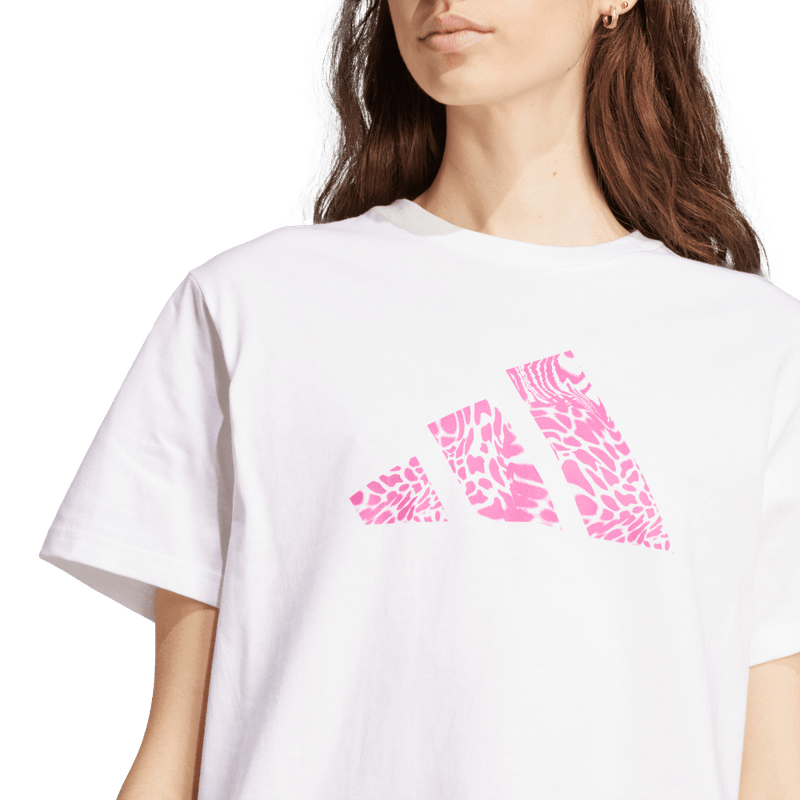 Camiseta-Manga-Corta-adidas-para-mujer-W-C-Camo-Tee-para-moda-color-blanco.-Detalle-Reflectivo-Modelo