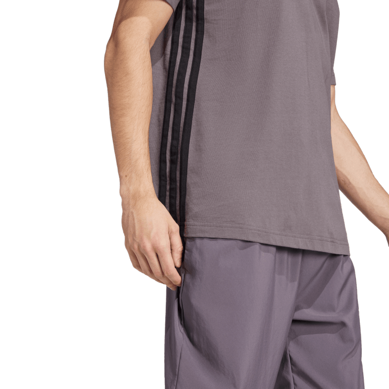 Camiseta-Manga-Corta-adidas-para-hombre-M-3S-Sj-T-para-moda-color-multicolor.-Lateral-Sobre-Modelo