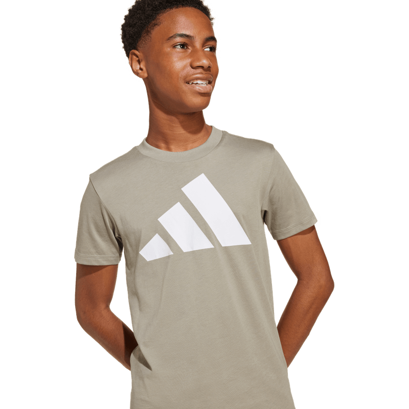 Camiseta-Manga-Corta-adidas-para-niño-J-Bl-Tee-160-para-moda-color-beige.-Detalle-Reflectivo-Modelo