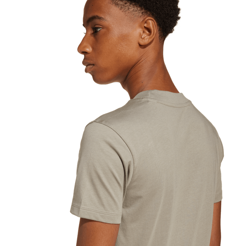 Camiseta-Manga-Corta-adidas-para-niño-J-Bl-Tee-160-para-moda-color-beige.-Lateral-Sobre-Modelo