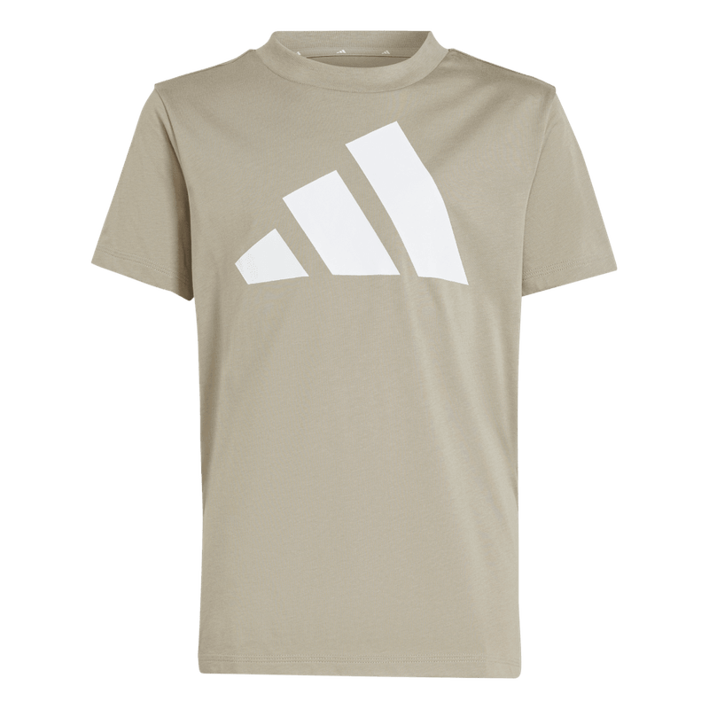 Camiseta-Manga-Corta-adidas-para-niño-J-Bl-Tee-160-para-moda-color-beige.-Frontal-Sobre-Modelo