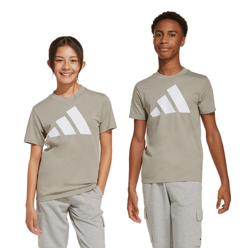 Camiseta-Manga-Corta-adidas-para-niño-J-Bl-Tee-160-para-moda-color-beige.-Lateral-Derecho-Sin-Modelo
