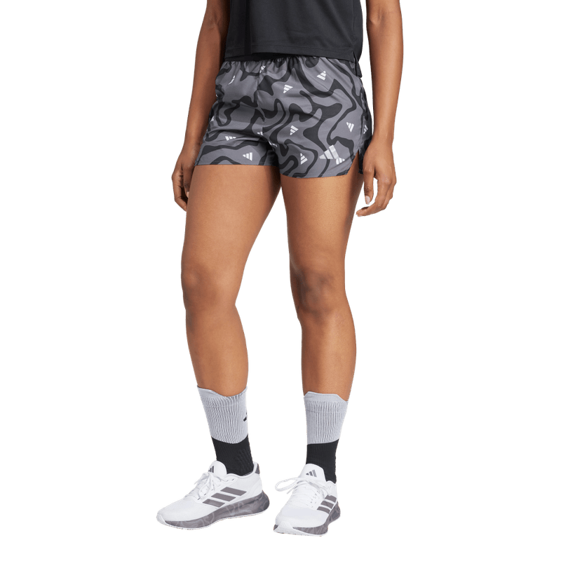 Pantaloneta-adidas-para-mujer-Run-It-Bl-Sho-W-para-correr-color-negro.-Lateral-Derecho-Sin-Modelo