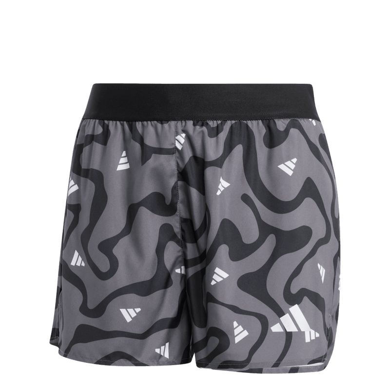 Pantaloneta-adidas-para-mujer-Run-It-Bl-Sho-W-para-correr-color-negro.-Frontal-Sobre-Modelo