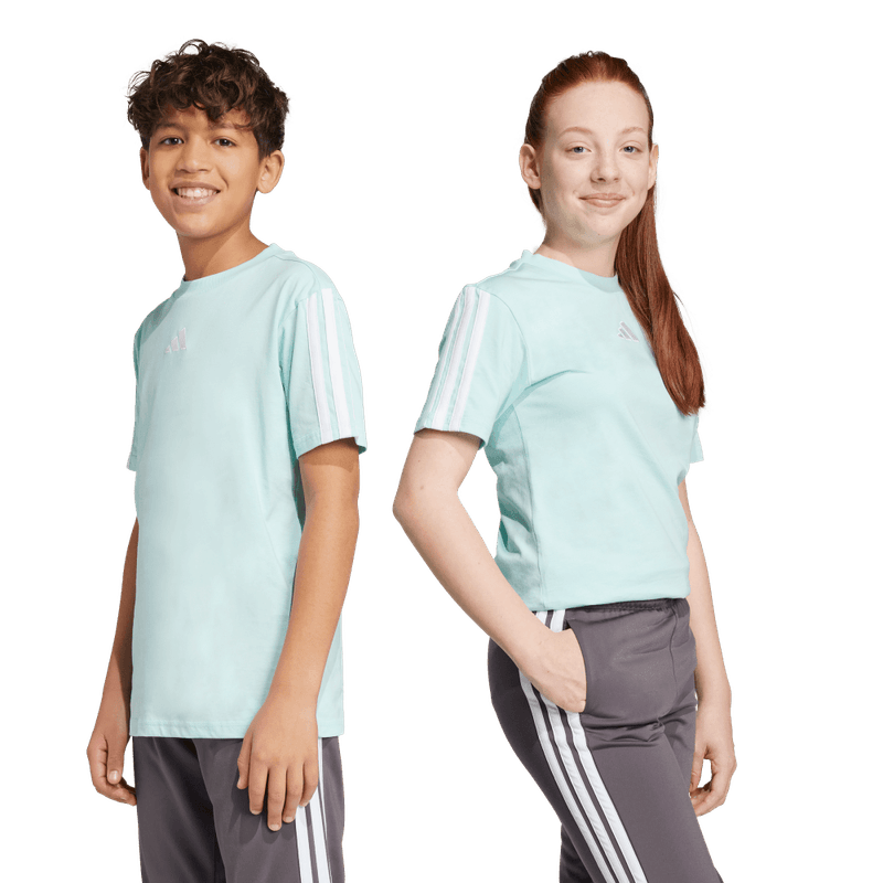Camiseta-Manga-Corta-adidas-para-niño-J-3S-Tee-160-para-moda-color-azul.-Frente-Sobre-Modelo