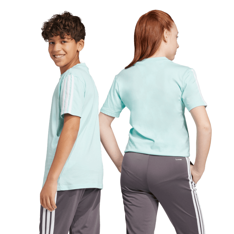Camiseta-Manga-Corta-adidas-para-niño-J-3S-Tee-160-para-moda-color-azul.-Lateral-Sobre-Modelo