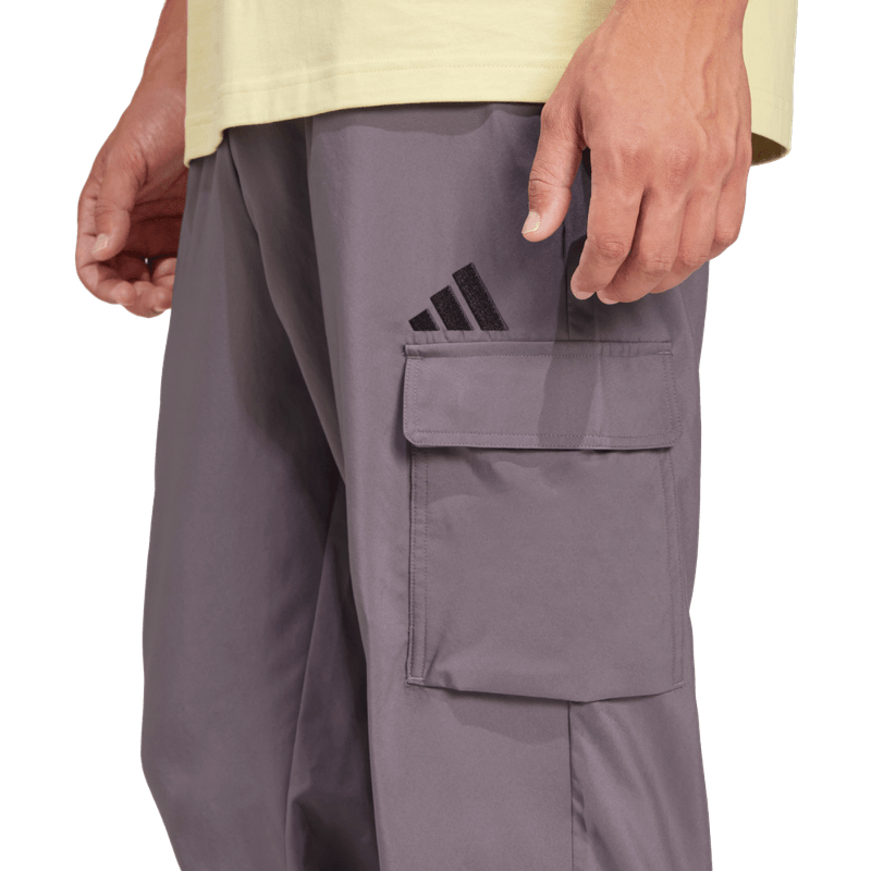 Pantalon-adidas-para-hombre-M-Sl-Cargo-Pt-para-moda-color-gris.-Lateral-Sobre-Modelo