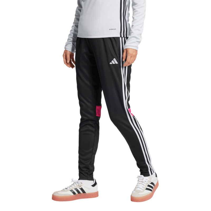 Pantalon-adidas-para-mujer-Tiro-Es-Pnt-W-para-futbol-color-negro.-Frente-Sobre-Modelo