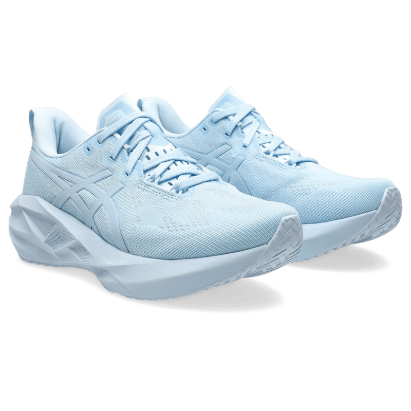 Tenis-asics-para-mujer-Novablast-5-Lite-Show-para-correr-color-azul.-Par-Alineados
