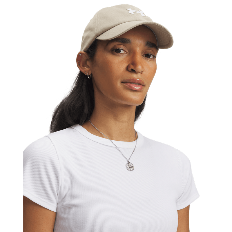 Gorra-under-armour-para-mujer-Women-S-Ua-Blitzing-Adj-para-moda-color-cafe.-Frente-Sobre-Modelo