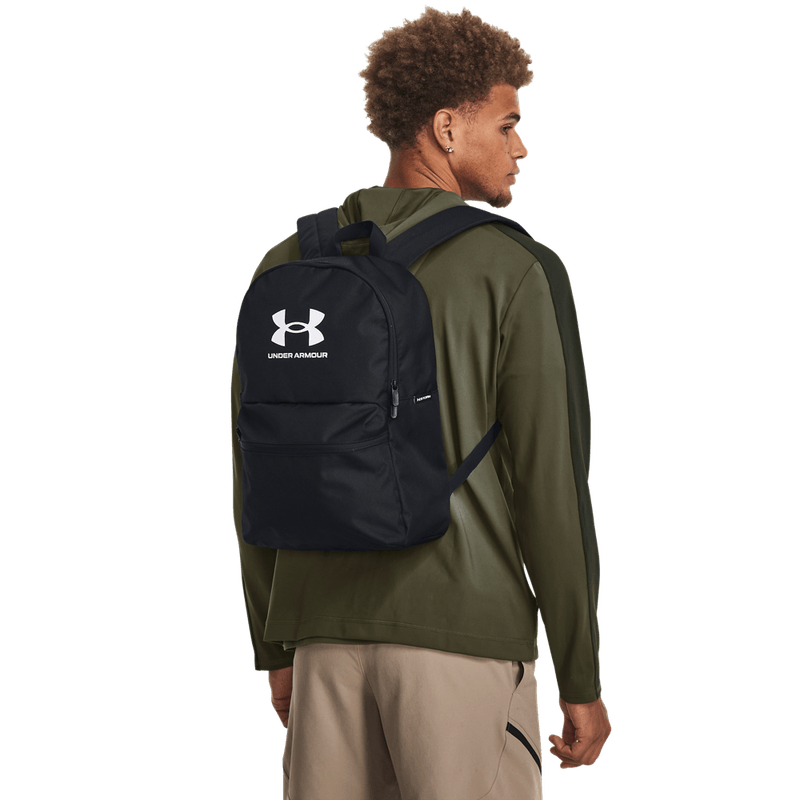 Morral-under-armour-unisex-Essntl-Lite-Backpack-para-moda-color-negro.-Frente-Sobre-Modelo
