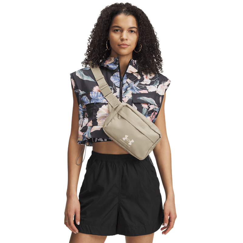 Canguro-under-armour-unisex-Essntl-Lite-Wb-Xbody-para-moda-color-cafe.-Frente-Sobre-Modelo