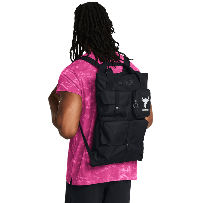 Gym-Sack-under-armour-para-hombre-Ua-Project-Rock-Gym-Sack-para-entrenamiento-color-negro.-Frente-Sobre-Modelo