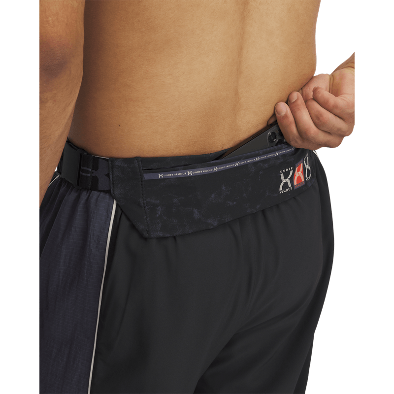 Canguro-under-armour-unisex-Ua-Launch-Run-Belt-para-correr-color-negro.-Frente-Sobre-Modelo