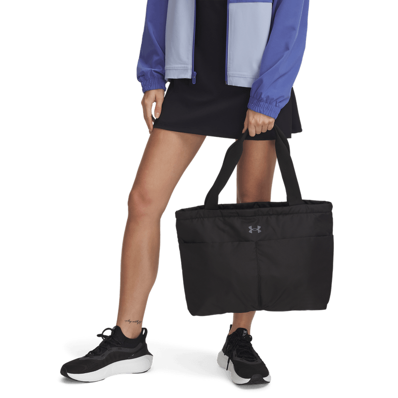 Morral-under-armour-para-mujer-Ua-Studio-Lite-Tote-para-moda-color-negro.-Frente-Sobre-Modelo