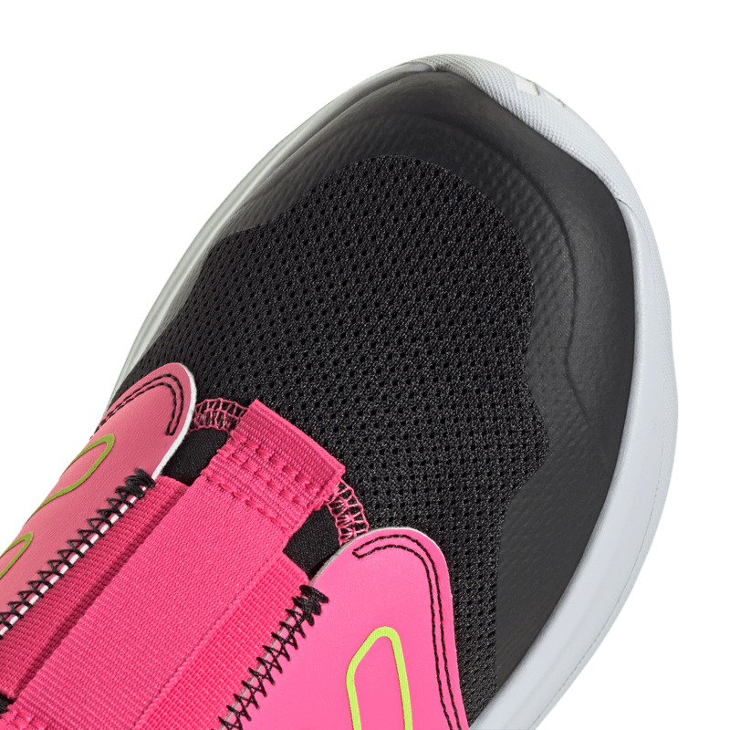 Tenis-adidas-para-niño-Tensaur-Comfort-Ac-para-moda-color-negro.-Lateral-Y-Suela