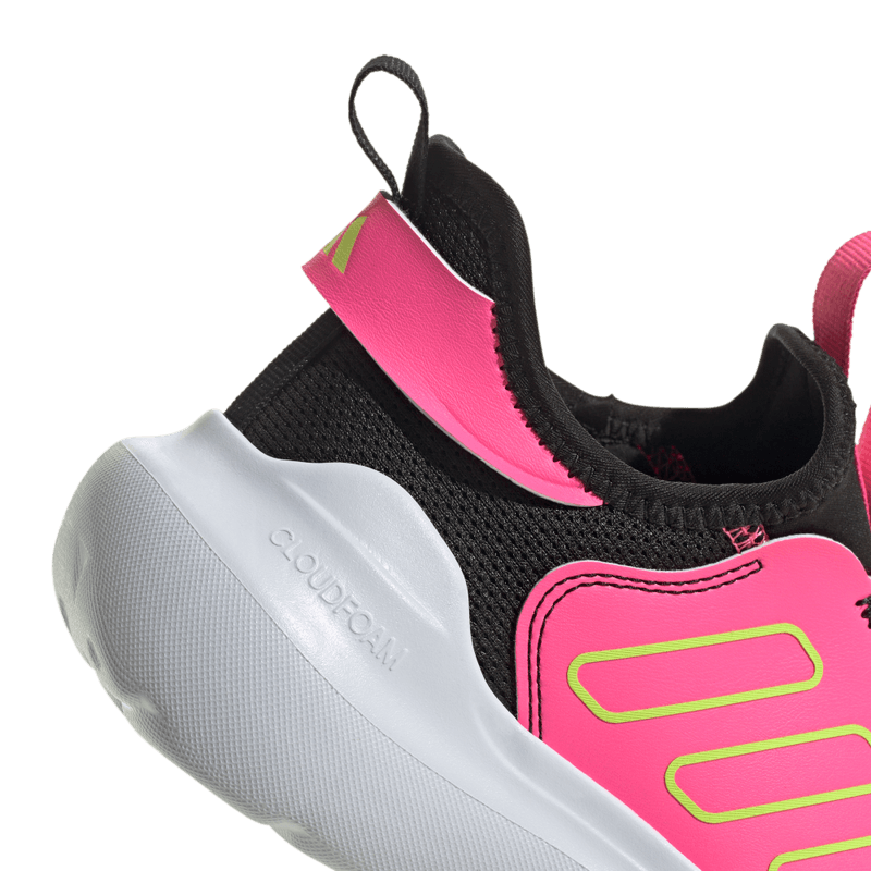 Tenis-adidas-para-niño-Tensaur-Comfort-Ac-para-moda-color-negro.-Detalle-2