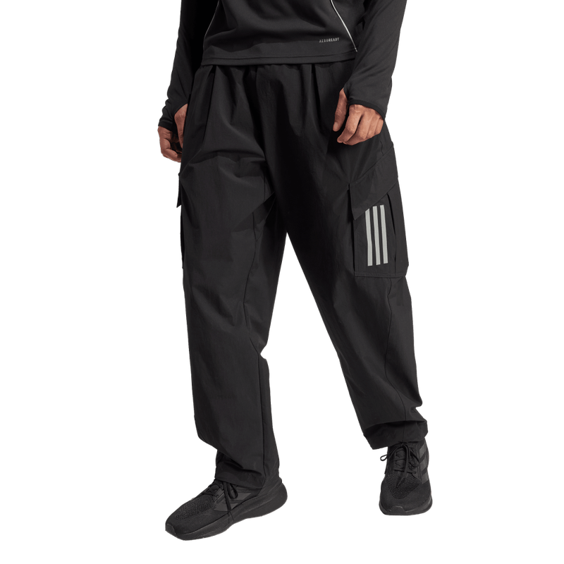 Pantalon-adidas-para-hombre-Mer-Mc-Pnt-M-para-moda-color-negro.-Frente-Sobre-Modelo
