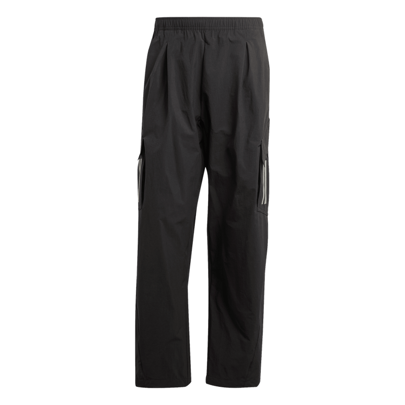 Pantalon-adidas-para-hombre-Mer-Mc-Pnt-M-para-moda-color-negro.-Frontal-Sobre-Modelo