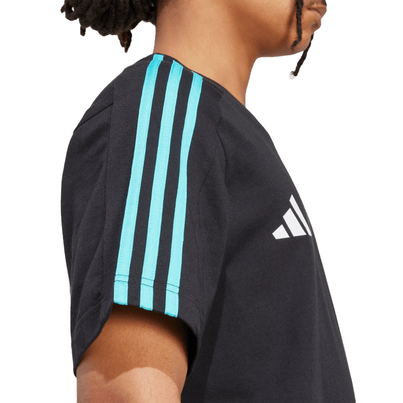 Camiseta-Manga-Corta-adidas-para-hombre-Mer-Dna-Tee-M-para-moda-color-negro.-Lateral-Sobre-Modelo